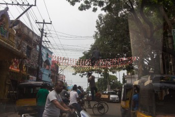 Met een ladder op een karretje slingers ophangen in Visakhapatnam.