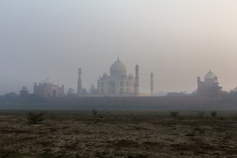 Vanaf de andere kant van de rivier kun je de Taj al bijna niet meer zien vanwege de luchtvervuiling.