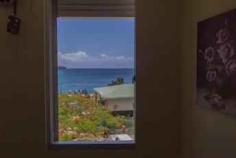 We zaten in het goedkoopste hotel van Port Vila en onze kamer had geen ramen, maar vanaf de gang konden we toch de zee zien.