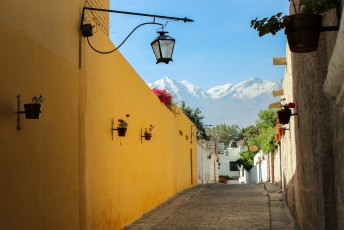 Koloniaal straatje in Arequipa met uitzicht op het Andes gebergte.