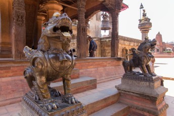 De leeuwen voor het octagonale paviljoen, Chyasilin Mandap.