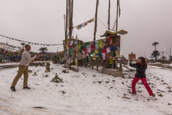 Onderweg naar Mongar hingen we op de hoogste pas wat bidvlaggetjes op en hielden we het allereerste sneeuwballengevecht van Lucía.