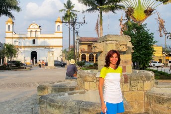 De boog kan niet altijd gespannen zijn, dus Lucía kwam weer langs en samen naar Copán. Met gelukkig weer een kerk.