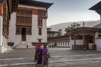 Buthanezen zijn verplicht om in klederdracht naar Dzongs te komen.