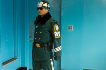 Hij bewaakt de deur naar Noord Korea zodat toeristen niet per ongeluk 'vluchten'.