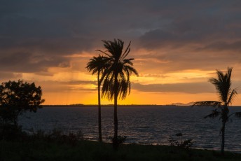 En we sluiten af met 1 van onze laatste zonsondergangen van Fiji, op Wailoaloa beach.