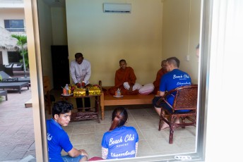 Twee maanden later waren we alweer in Cambodja. In ons hotel in Sihanoukville ging onze buurman dood en dan moet er een monnik komen om de boze geesten uit de kamer te schreeuwen.