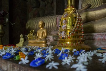 binnen in de Gadaladeniya tempel