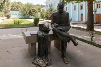 Naast het theater heeft Lohuti ook nog zijn eigen standbeeld. Hij was een dichter uit Perzië (Iran dus).