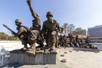 Het monument voor het oorlogsmuseum.