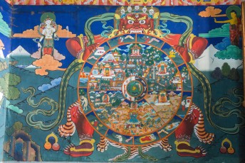 Onze derde dag begon met een bezoek aan een andere Dzong in Paro, met bij de ingang het boedistische levenswiel, oftewel de bhavacakra.