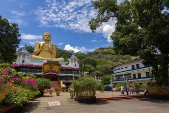 de reis ging verder naar Dambulla, waar de grootste Buddha ter wereld in deze specifieke houding staat
