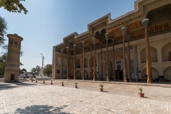 Tegenover de Ark staat deze Bolo-Hauz moskee zodat de Emir lekker dicht bij huis kon bidden.