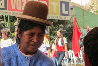 Een vrouw met het typische hoofddeksel van Bolivia.