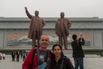 Wijzelf twijfelden of we wel op de foto wilden, het voelde toch een beetje aan als op de foto gaan met de standbeelden van A. Hitler en P. Pot.