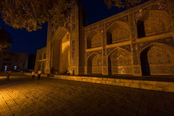's Avonds zaten we vaak op een terras rond de Lyabi-Hauz. De gebouwen eromheen, zoals deze Nadir Divanbegi Madrassa, worden mooi uitgelicht.