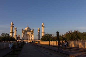 Zijn moeder, de derde vrouw van Keizer Jahan, ligt in de Taj Mahal.
