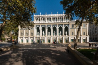 Het Nizami Museum of Azerbaijan Literature, met standbeelden van beroemde schrijvers/poëten uit Azerbeidzjan