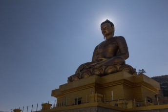 Buddha Dordenma, 51,5 meter hoog en binnen komen meer dan 100.000 kleinere Buddha's te staan. Dat was nl. voorspeld door Rinpoche (die van de Tiger's Nest).