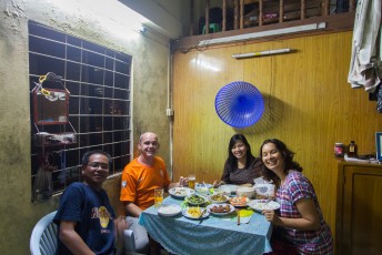 's avonds een etentje bij mijn gids thuis, rechts zijn vrouw en in het midden mijn contactpersoon bij de touroperator