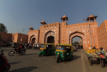 En we verlaten het roze gedeelte van Jaipur door een andere poort.