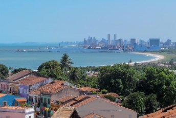 Uitzicht op Recife met op de voorgrond de oude smalle straatjes van Olinda.