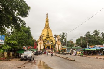 op weg naar Yangon de eerste echt grote pagoda