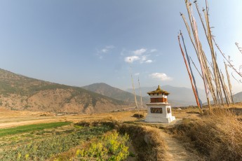 Weer een chorten of stupa met bidvlaggetjes.