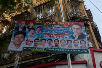 Aan het uiterlijk van de leden van de Socialistische Partij in Mumbai kun je in elk geval zien dat ze van plan zijn om je te bestelen (check de tweede van links, onderste rij dan).