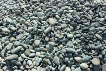 we maken ook nog fotootjes op het strand met blauw en groene steentjes