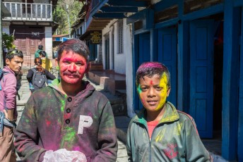 De Hindoes bekogelen elkaar die dag met gekleurd poeder.