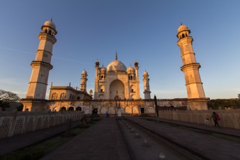 Het word ook wel de Deccan Taj genoemd.