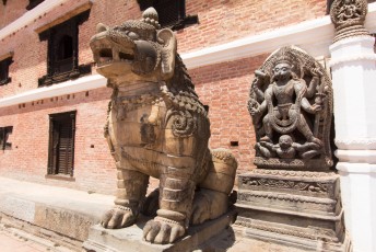 En ook in Bhaktapur bij de ingang van het paleis/museum dezelfde beelden als in Patan.