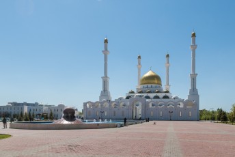 Met uitstapjes naar links en naar rechts, voor bijvoorbeeld deze moskee.