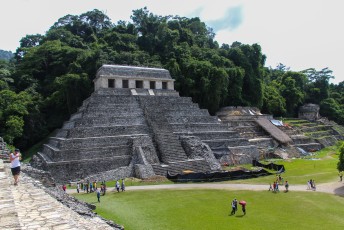 dit is het graf in Palenque van de rode koningin <a href="http://www.ancientwisdomteachings.com/newsletter_archives/La_Reina_Roja_Lacandon_Maya.pdf" rel="nofollow">www.ancientwisdomteachings.com/newsletter_archives/La_Rei...</a>
