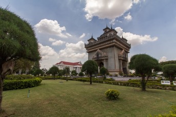 dit monument in Vientiane heet Patuxai, oftwel Arc de Triomphe