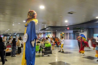 Op de luchthaven is het 25 februari al carnaval.