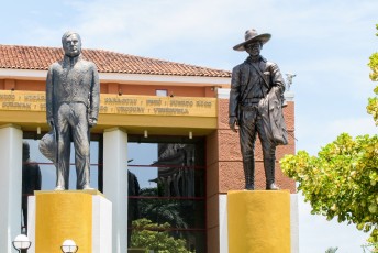 Managua: het standbeeld rechts is van Sandino. <a href="http://nl.wikipedia.org/wiki/Sandinistisch_Nationaal_Bevrijdingsfront" rel="nofollow">nl.wikipedia.org/wiki/Sandinistisch_Nationaal_Bevrijdings...</a>