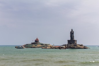 Een tempel en een standbeeld van de dichter Thiruvalluvar.
