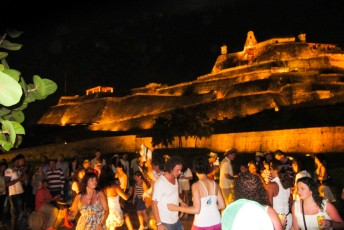 Dansen bij het Castillo de San Felipe.