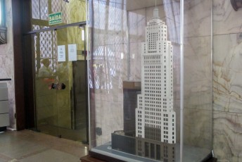 De maquette van de BANESPA toren in de lobby van die toren.