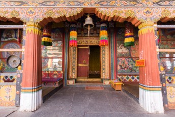 De ingang van de tempel in de Dzong, rijk gedecoreerd zoals ik in Azië inmiddels gewoon ben.