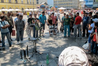 Door een hoepel met messen duiken, de favoriete bezigheid van de straatartiesten in Brazilië.