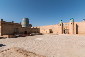 Rechts de ingang van het fort, de Khuna Ark.