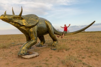 In het grensgebied van Mongolië en China zijn veel dinosaurus botten en eieren gevonden. Daarom staan er nu tientallen bronzen beelden.