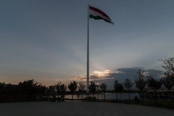 Eerst had Azerbeidzjan de grootste, toen Tadzjikistan maar tegenwoordig staat de grootste vlaggenmast in Saoedi Arabië.