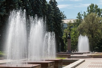 Vlak naast ons hotel in Almaty (Alma-Ata) was dit park met een beeld van Kunayev een voorziter van de ministerraad in de Sovjettijd en vriend van Brezhnev.