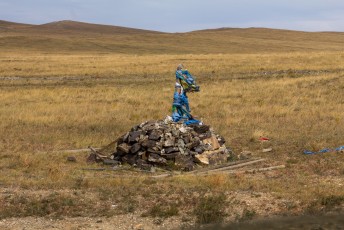 In Mongolië is de meest beleden religie het Shamanisme. Vandaar dat je in het hele land deze Ovoo's tegenkomt (wij dachten eerst dat het graftombes waren).