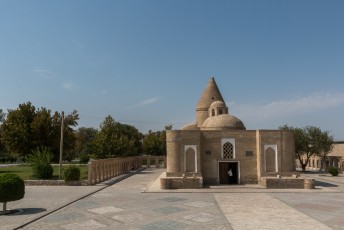 Ons laatste bezoekje in Bukhara brachten wij aan een park met het Chashma-Ayub Mausoleum......