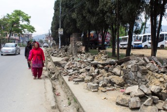 Onderweg zagen we weinig schade, maar zodra we Kathmandu binnenkwamen wel.